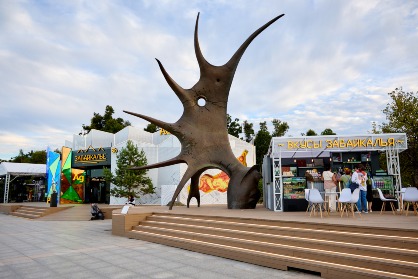 大傻Namdakov在东部经济论坛的雕塑。